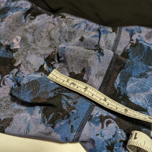 Lululemon Speed Up Shorts - Picture 3 of 8